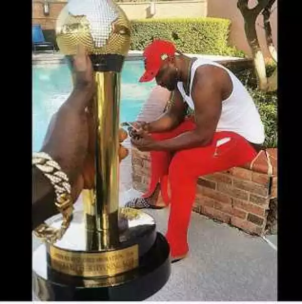 Harrysong Shows off his AFRIMMA Award